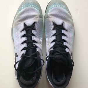 Nike women’s tennis shoe